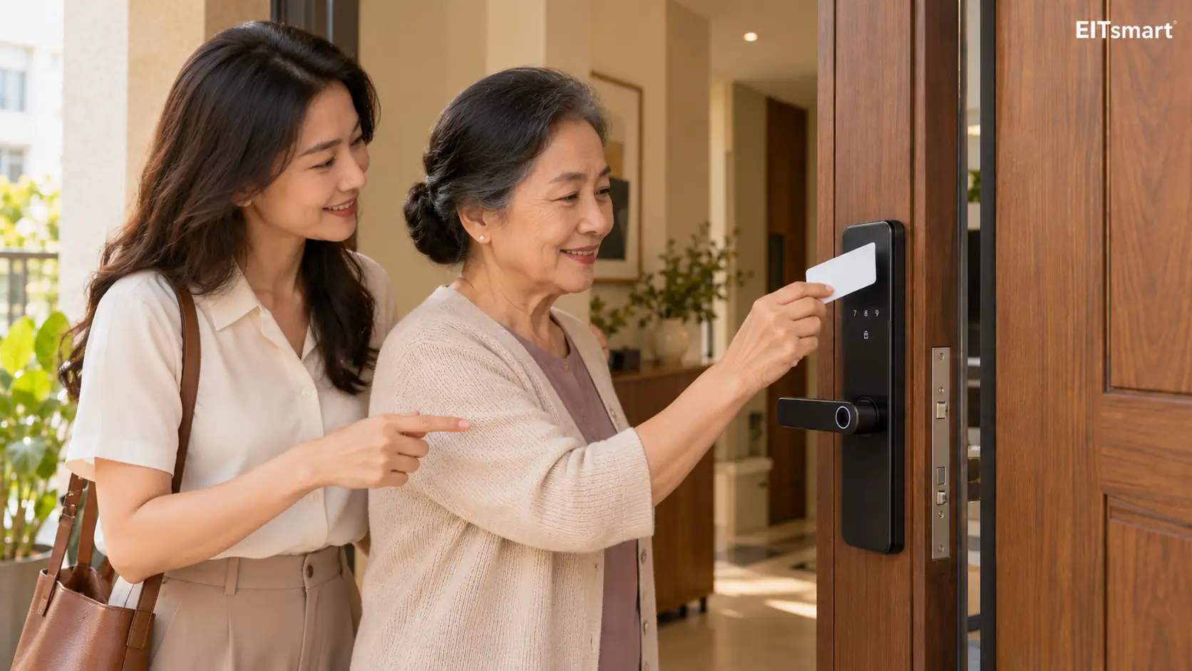 Người cao tuổi thử mở khóa cửa bằng thẻ từ cùng người thân